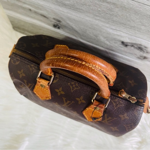LOUIS VUITTON
Monogram Canvas Speedy 30 Bag - Picture 4 of 15